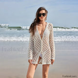 Salida de playa de crochet con borlas y diseño de mariposa