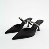 Sandalias de tacón alto con punta afilada adornadas con strass