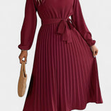 Theresa Vestido con Cuello Alto y Cinturón Plisado
